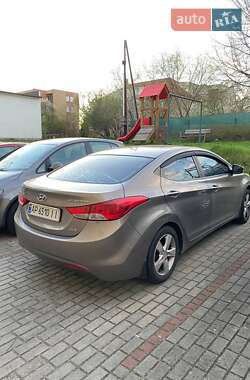 Седан Hyundai Elantra 2012 в Мукачевому