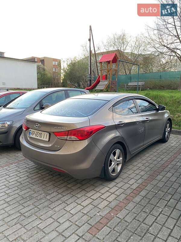 Hyundai Elantra 2012
