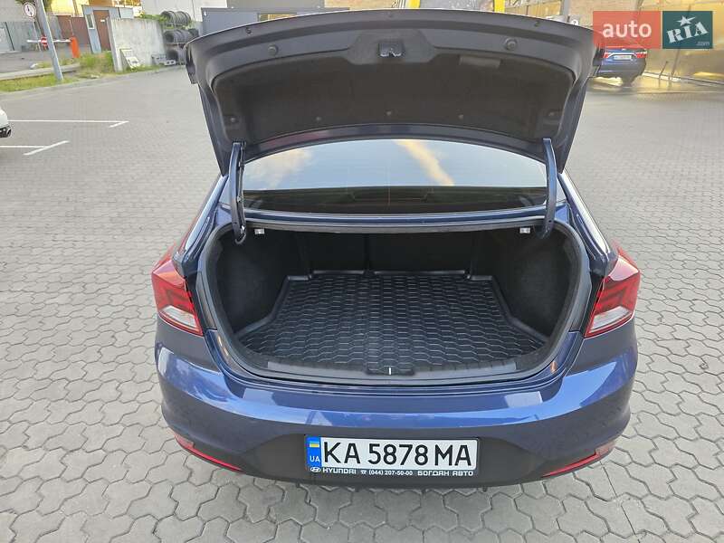 Седан Hyundai Elantra 2019 в Киеве