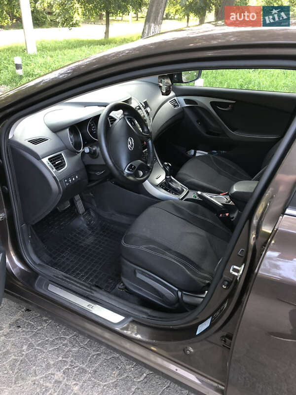 Седан Hyundai Elantra 2015 в Умани