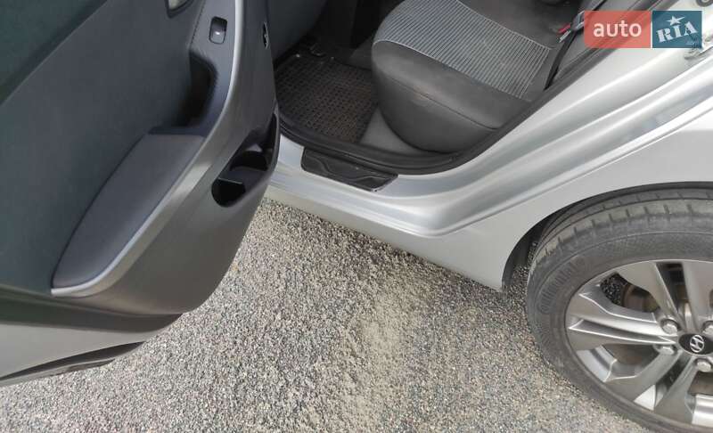 Седан Hyundai Elantra 2011 в Киеве