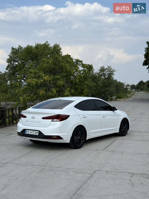 Седан Hyundai Elantra 2019 в Днепре