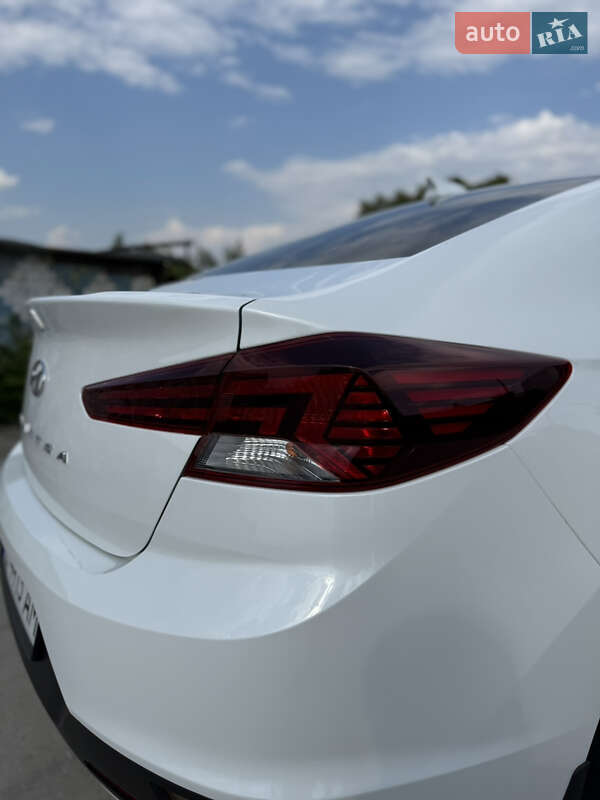 Седан Hyundai Elantra 2019 в Днепре