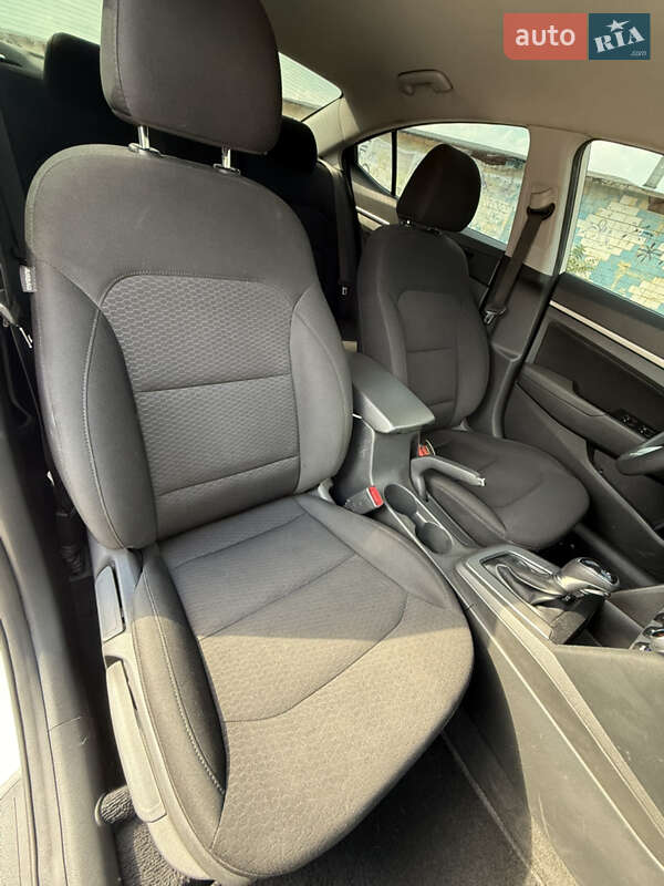 Седан Hyundai Elantra 2019 в Днепре