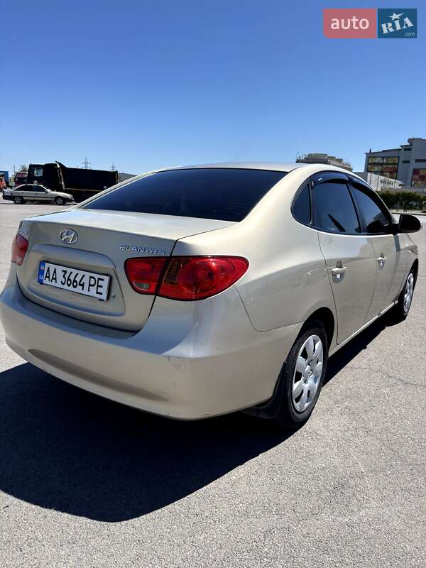 Седан Hyundai Elantra 2008 в Днепре