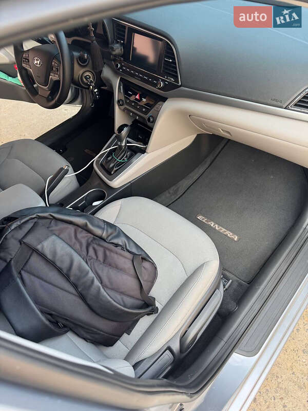 Седан Hyundai Elantra 2016 в Киеве
