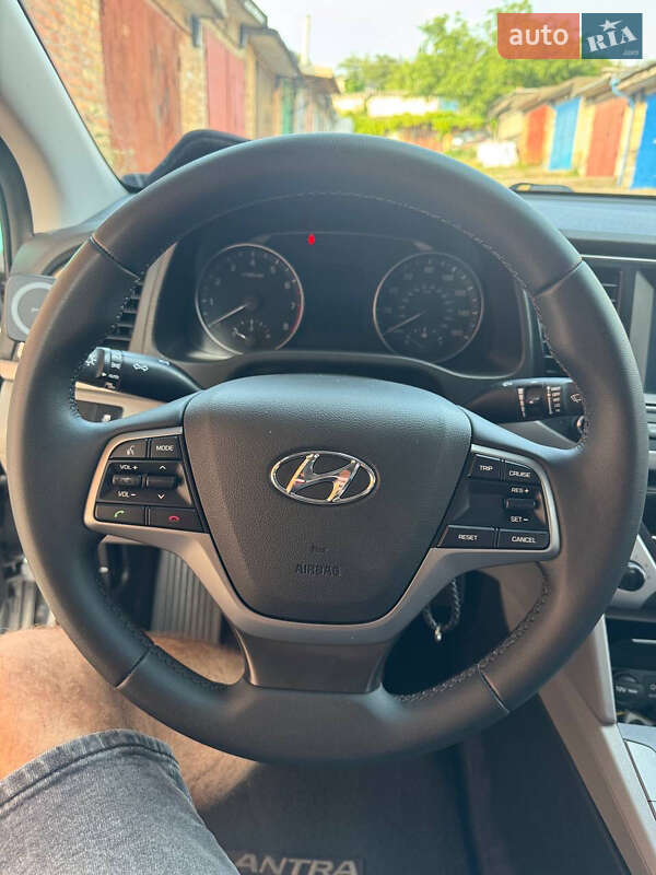 Седан Hyundai Elantra 2016 в Киеве