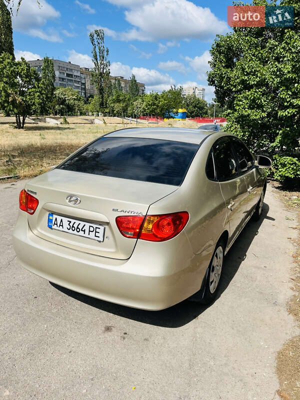 Седан Hyundai Elantra 2008 в Днепре