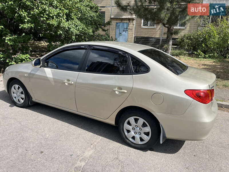 Седан Hyundai Elantra 2008 в Днепре