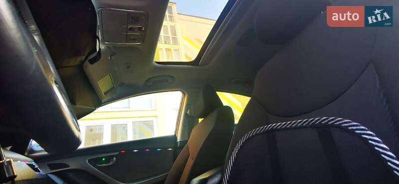 Седан Hyundai Elantra 2015 в Киеве