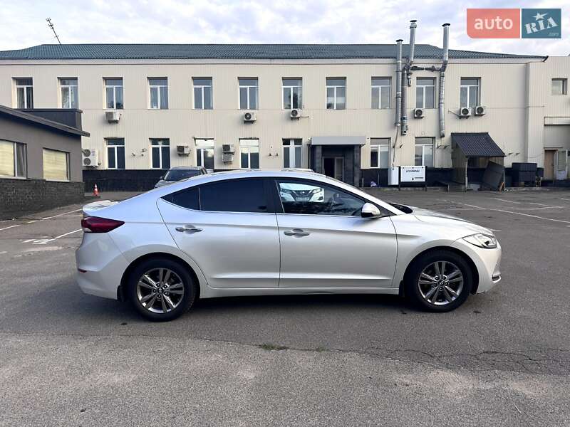 Седан Hyundai Elantra 2016 в Киеве