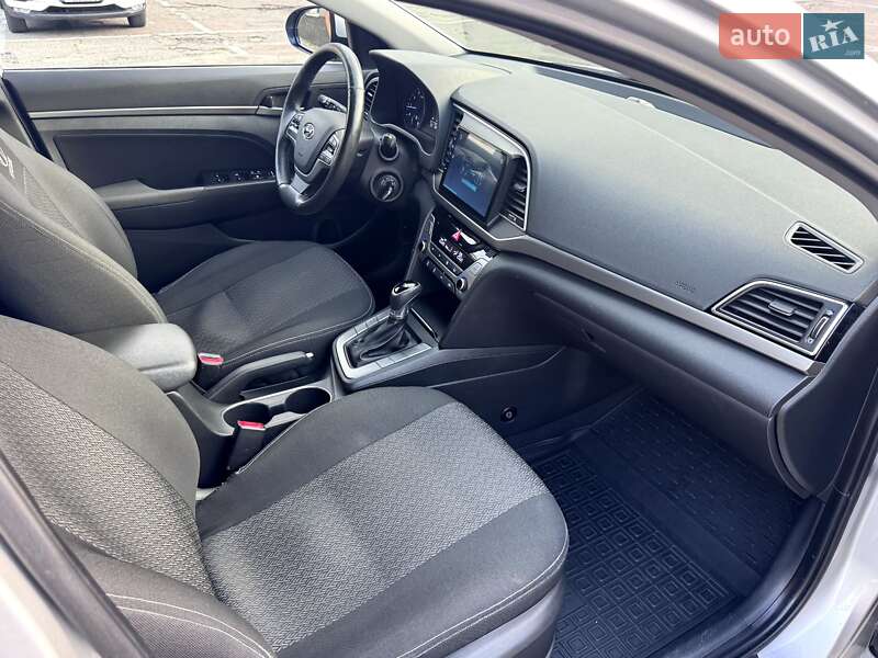 Седан Hyundai Elantra 2016 в Киеве