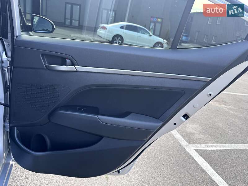 Седан Hyundai Elantra 2016 в Киеве