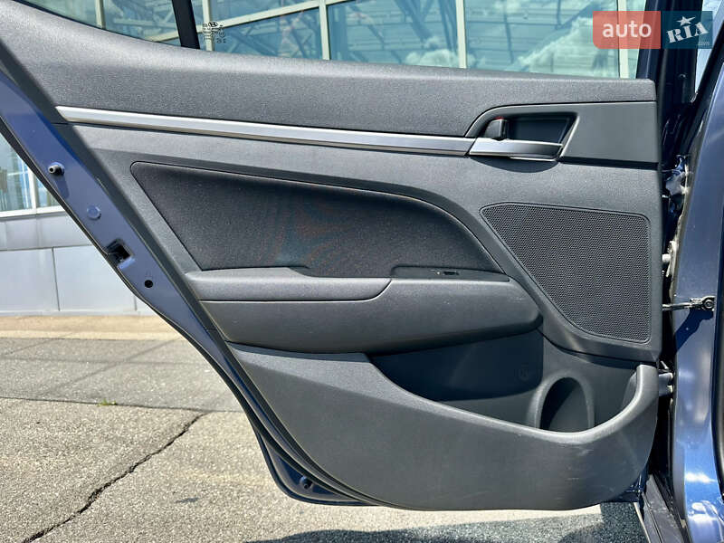 Седан Hyundai Elantra 2019 в Киеве