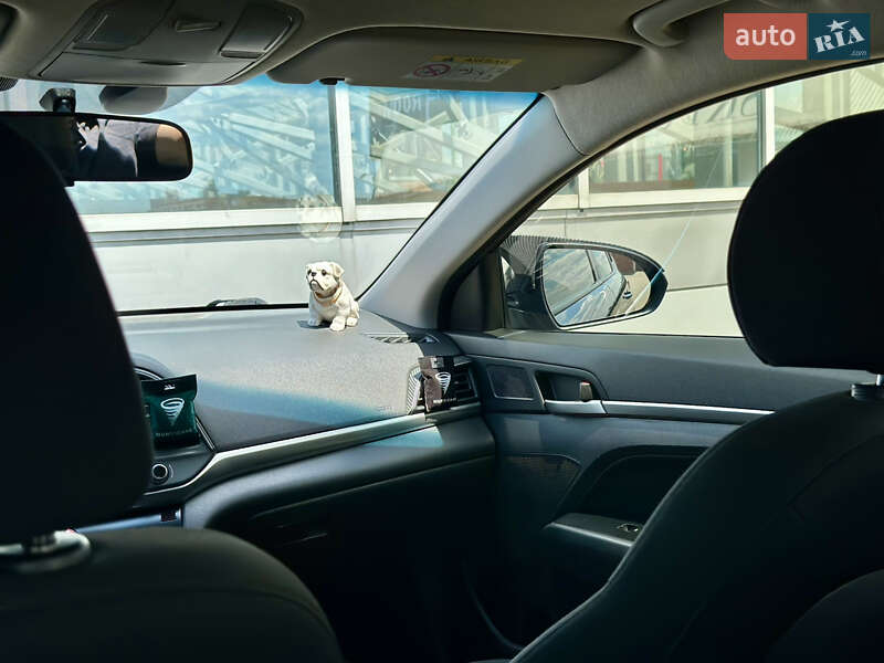 Седан Hyundai Elantra 2019 в Киеве
