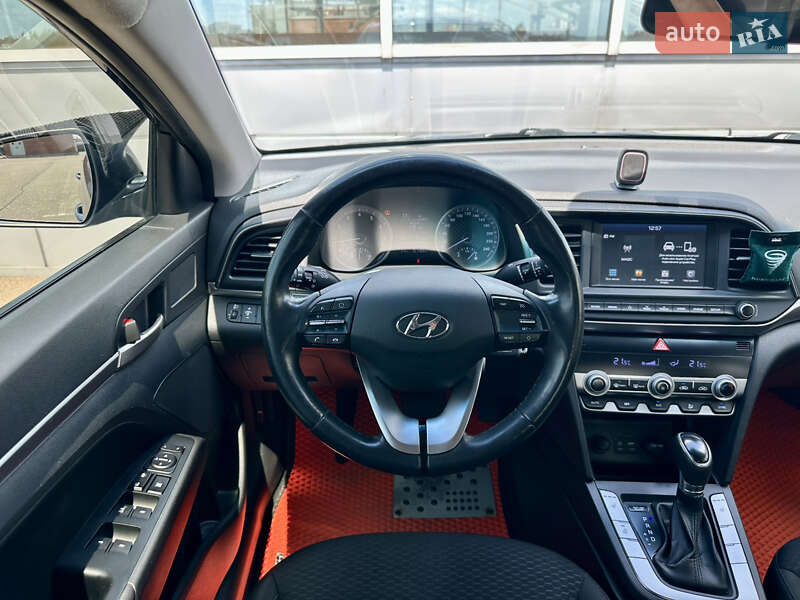Седан Hyundai Elantra 2019 в Киеве