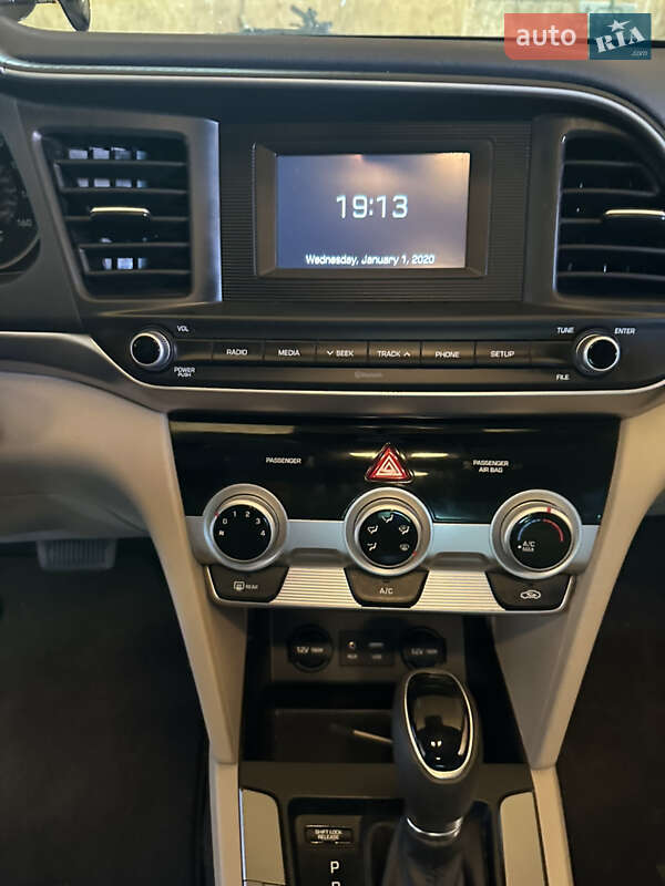 Седан Hyundai Elantra 2019 в Одессе