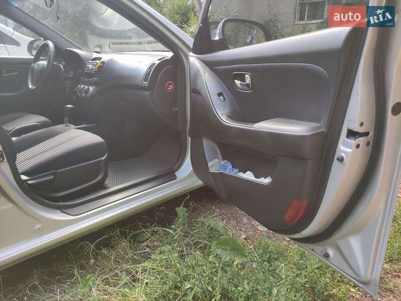 Седан Hyundai Elantra 2010 в Ужгороде