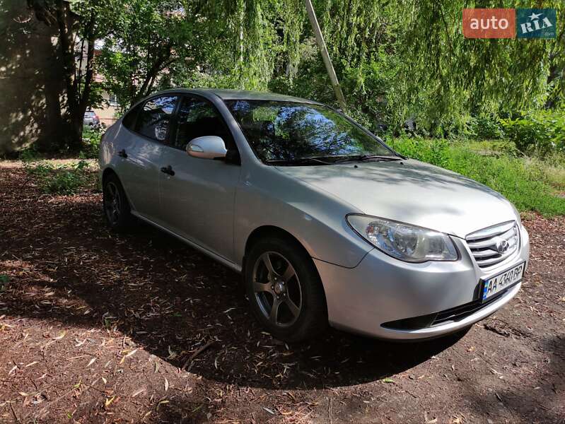 Седан Hyundai Elantra 2010 в Ужгороде
