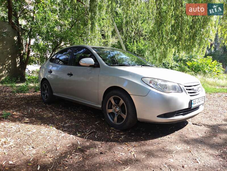 Седан Hyundai Elantra 2010 в Ужгороде