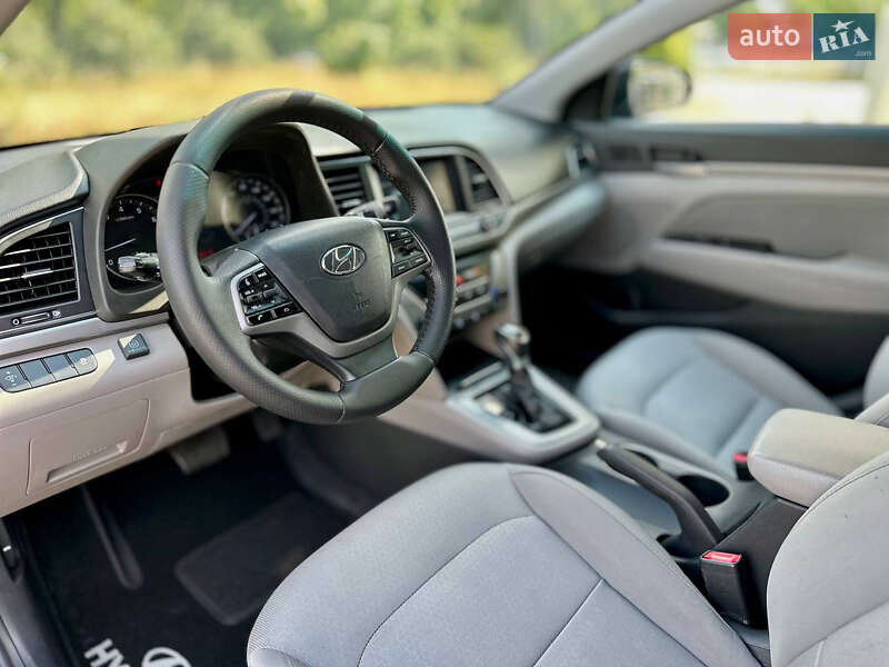 Седан Hyundai Elantra 2016 в Днепре