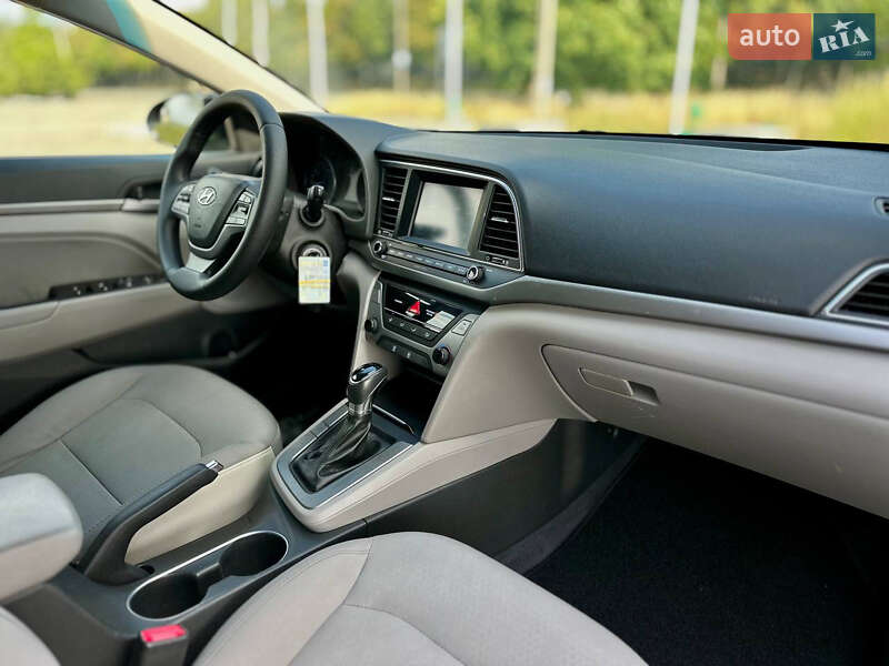 Седан Hyundai Elantra 2016 в Днепре