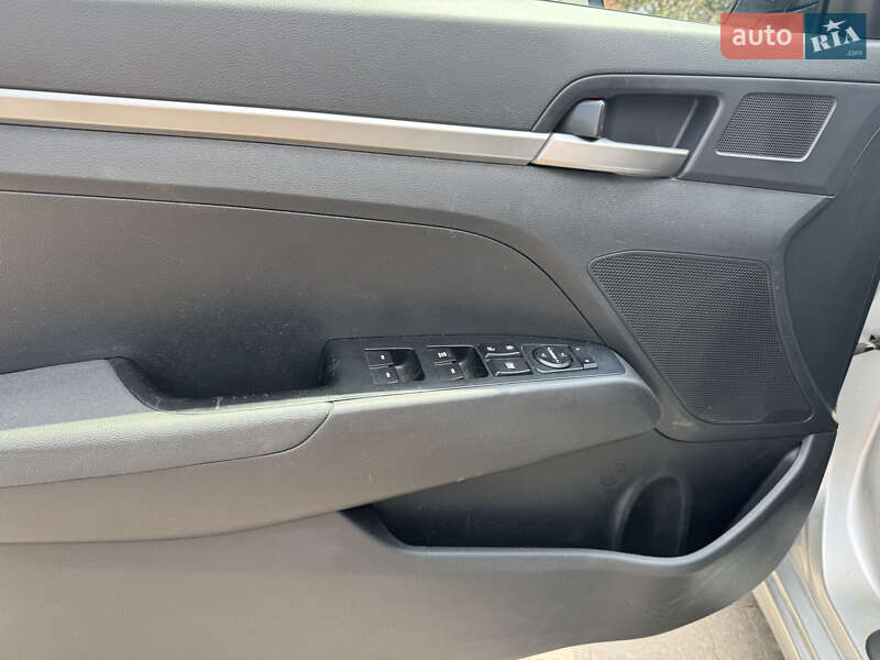 Седан Hyundai Elantra 2018 в Киеве