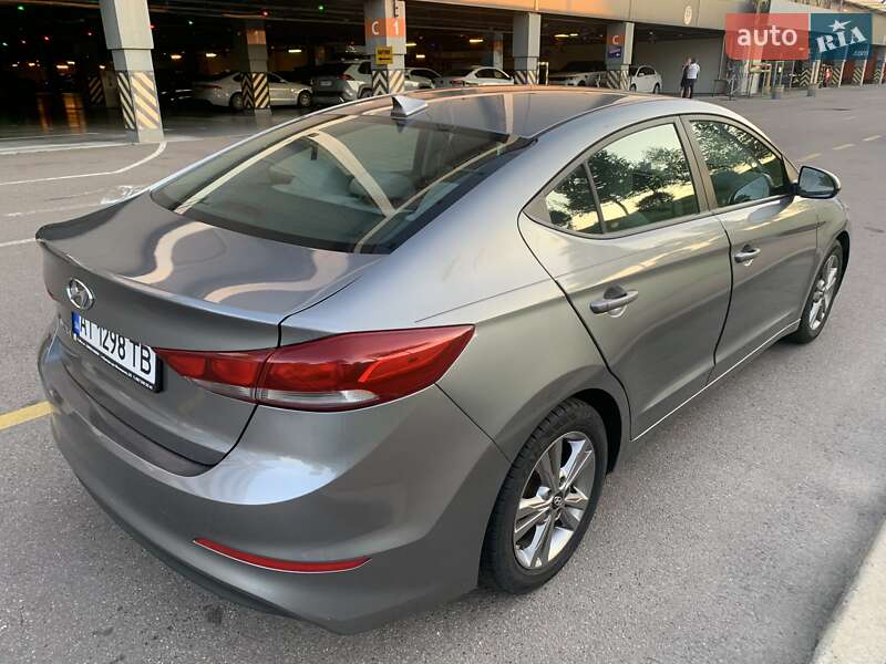 Седан Hyundai Elantra 2016 в Киеве