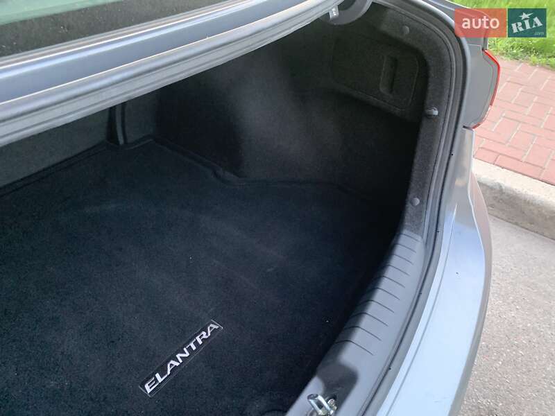 Седан Hyundai Elantra 2016 в Киеве