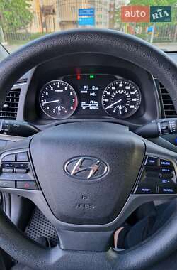 Седан Hyundai Elantra 2017 в 