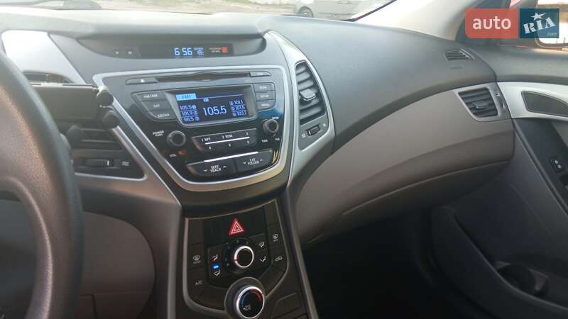 Седан Hyundai Elantra 2015 в Києві