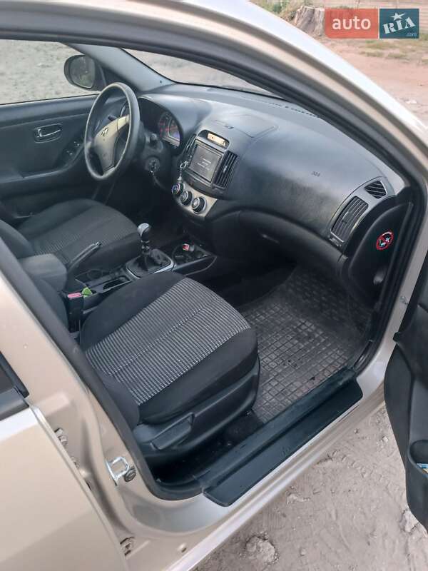 Седан Hyundai Elantra 2010 в Днепре