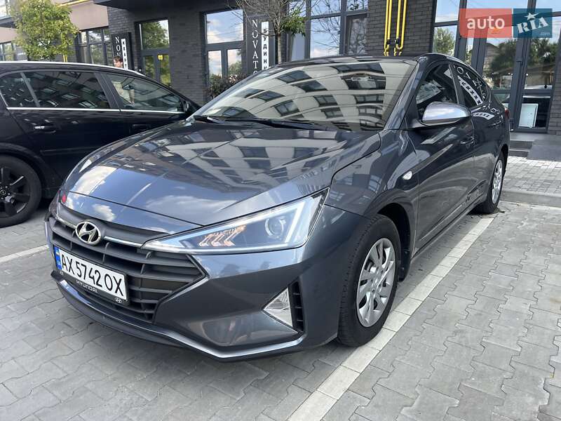 Седан Hyundai Elantra 2019 в Киеве