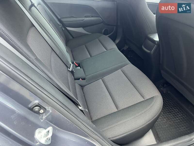 Седан Hyundai Elantra 2019 в Киеве