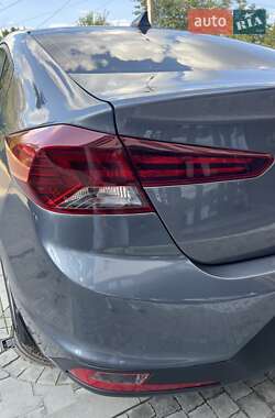 Седан Hyundai Elantra 2019 в 