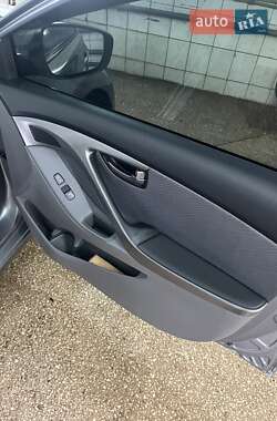 Седан Hyundai Elantra 2013 в  фото 4 Седан Hyundai Elantra 2013 в