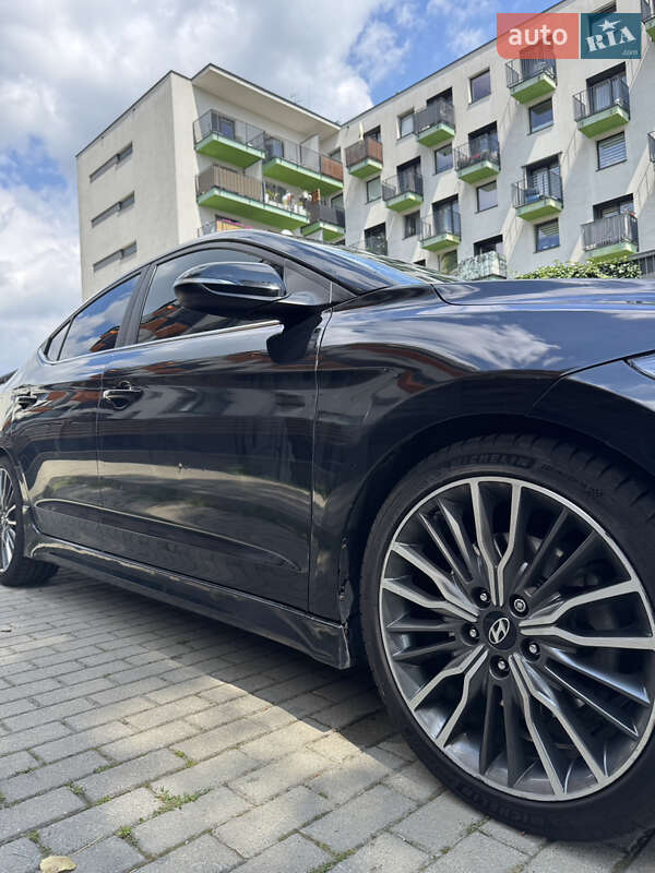 Седан Hyundai Elantra 2017 в Львове