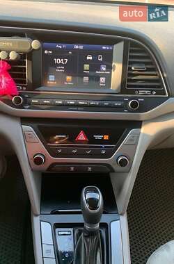 Седан Hyundai Elantra 2017 в Львове