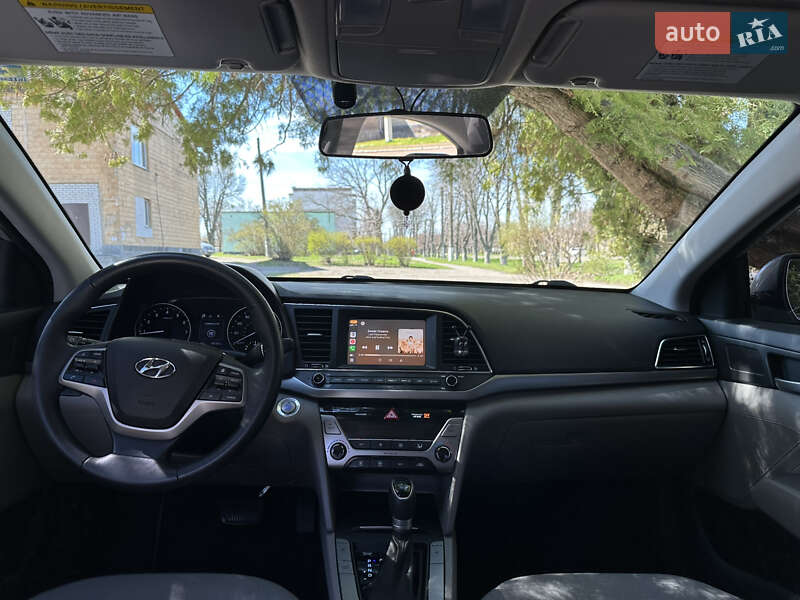 Седан Hyundai Elantra 2016 в Смеле