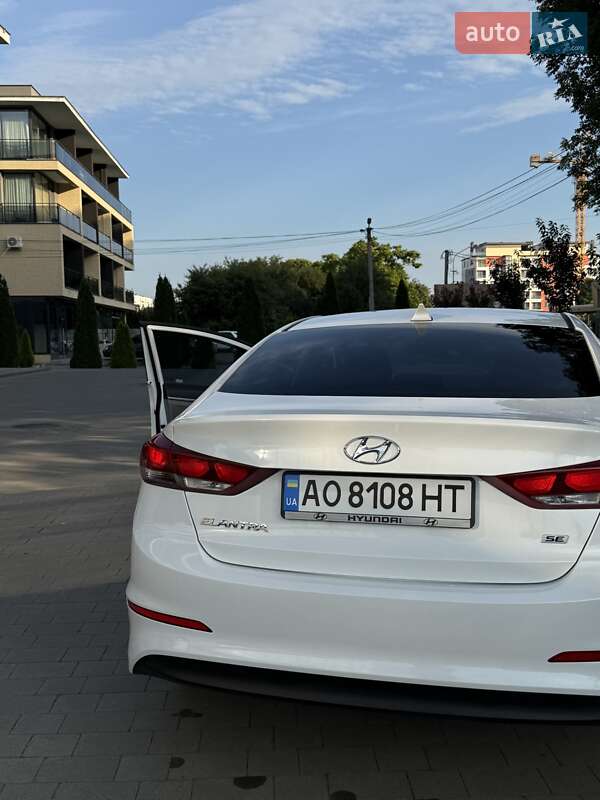 Седан Hyundai Elantra 2016 в Ужгороде