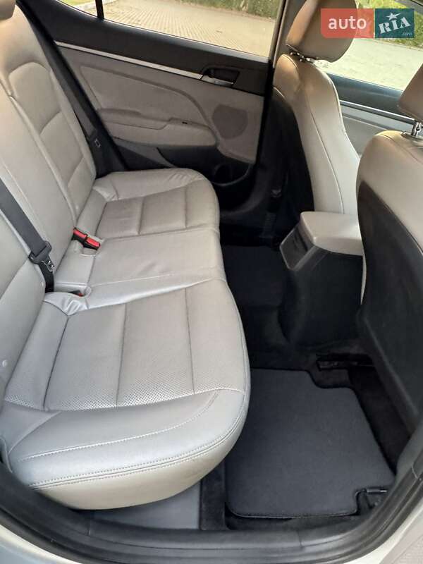 Седан Hyundai Elantra 2016 в Одессе