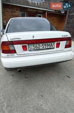 Седан Hyundai Elantra 1993 в Емильчине