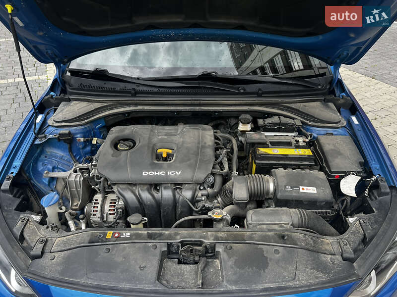 Седан Hyundai Elantra 2017 в Ивано-Франковске