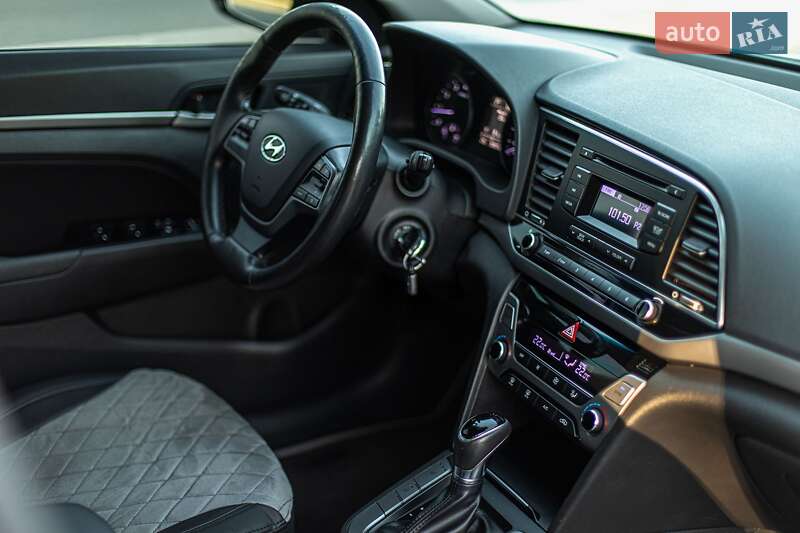 Седан Hyundai Elantra 2016 в Звягеле