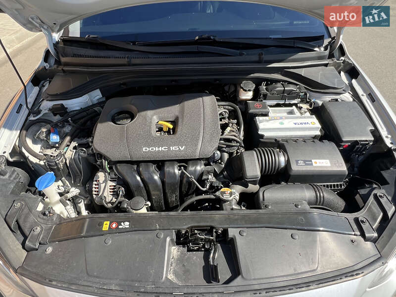 Седан Hyundai Elantra 2016 в Киеве