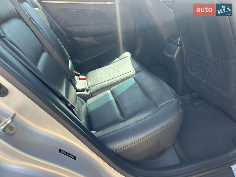 Седан Hyundai Elantra 2016 в Киеве