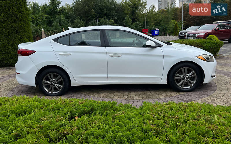 Седан Hyundai Elantra 2016 в Львове