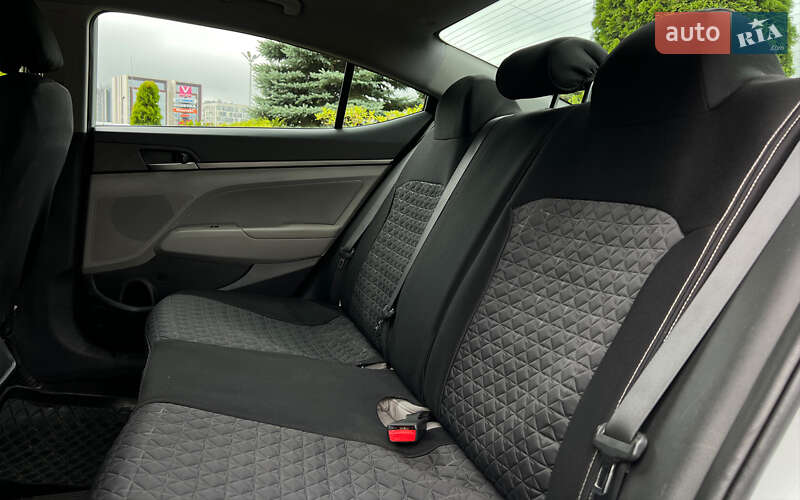 Седан Hyundai Elantra 2016 в Львове