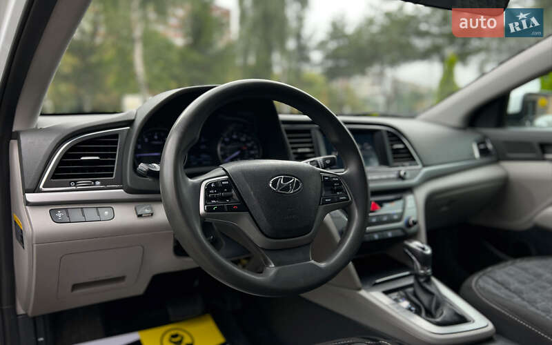 Седан Hyundai Elantra 2016 в Львове