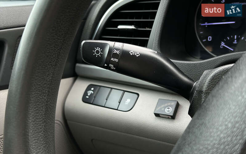 Седан Hyundai Elantra 2016 в Львове